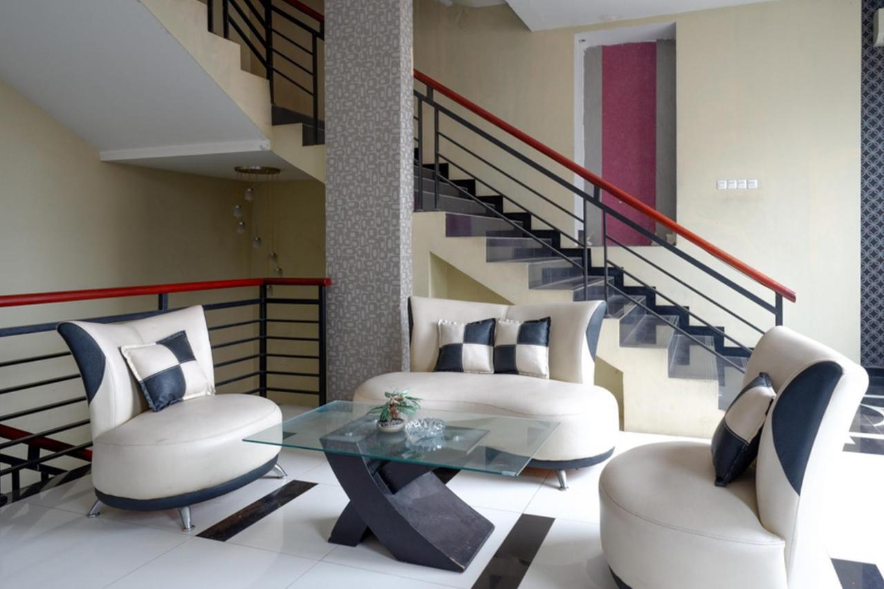 Hotel Reddoorz Near Monumen Habibi Ainun Parepare Exterior foto